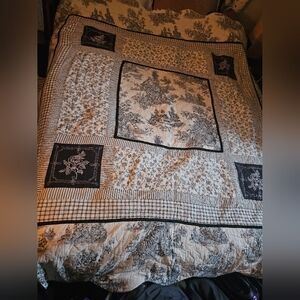 Elegant Black and White Toile Quilt. Queen. Cotton.